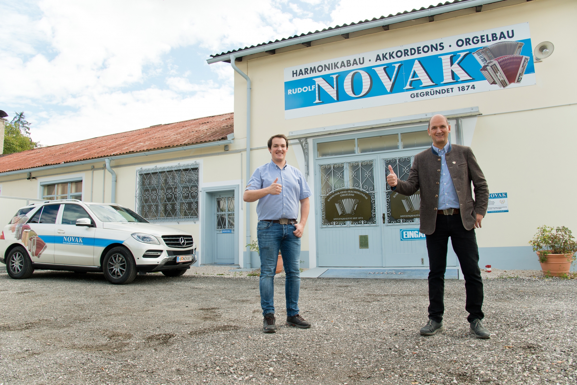 Bild 01: Tiroler Unternehmen übernimmt die Traditionsmarke Novak Harmonikas (vlnr. Dominic & Heinrich Schedler)