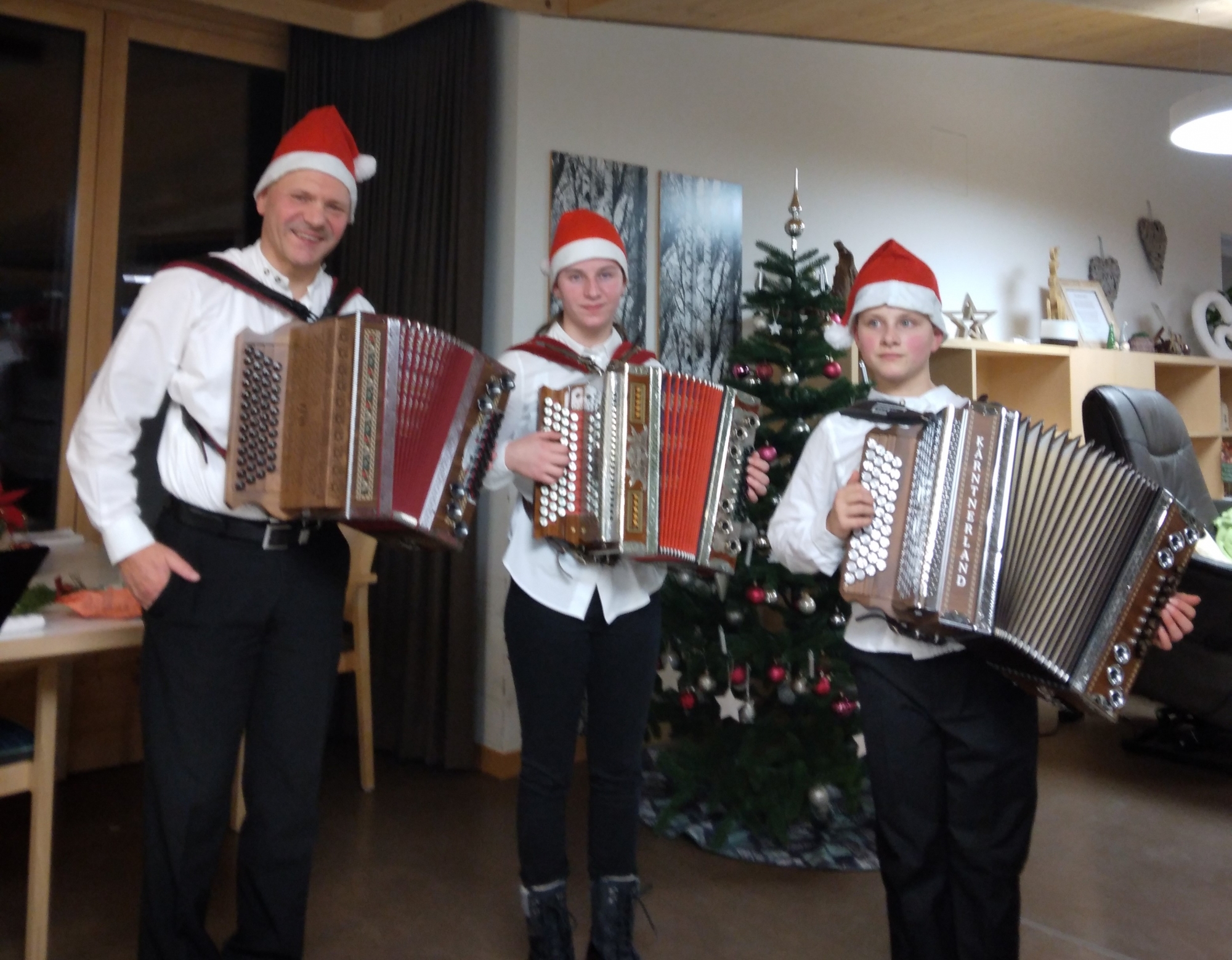 Adventtour 2024 - Harmonikalehrer Werner Fiechtl musiziert mit seinen Schülern