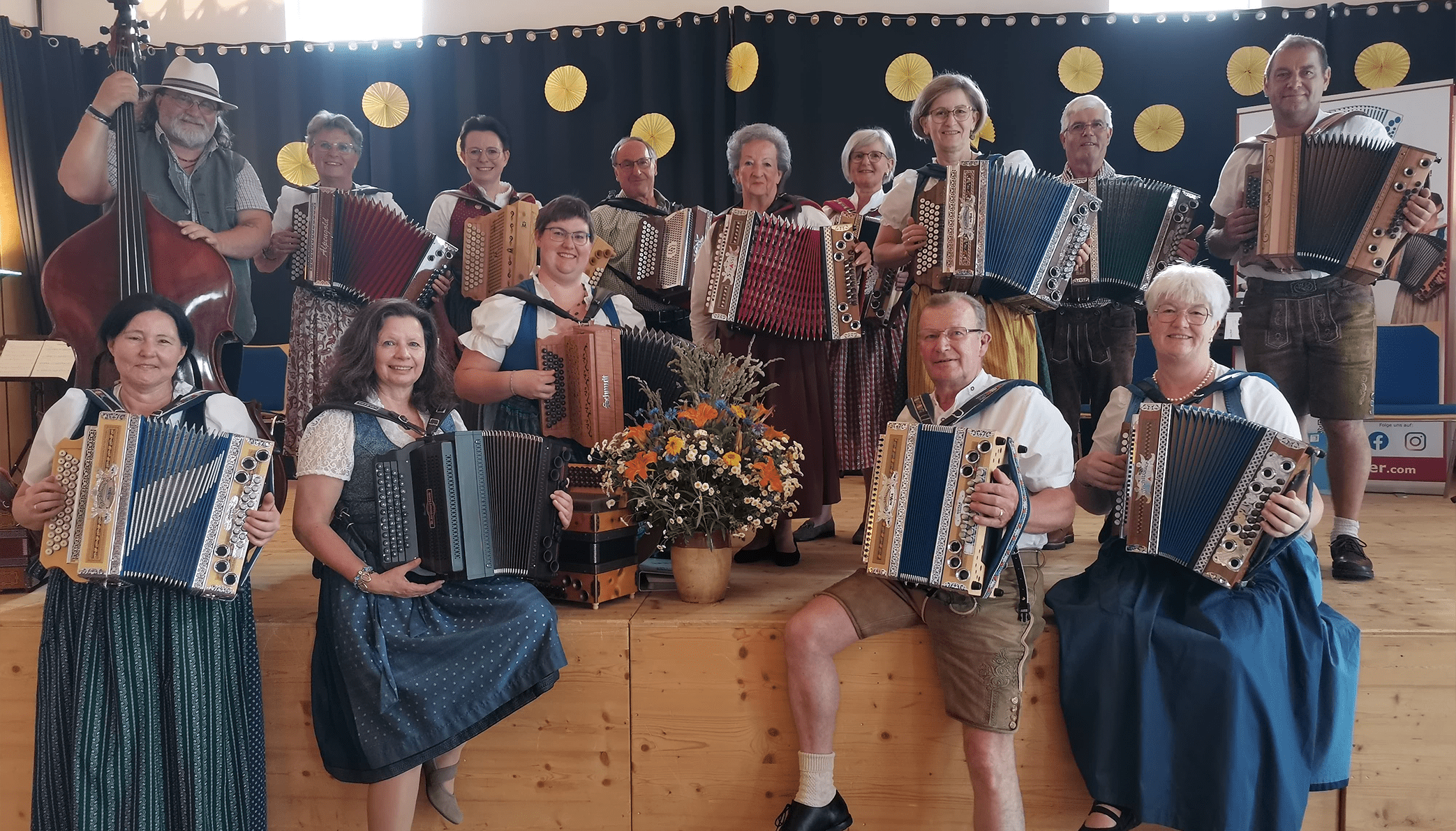 Gruppenbild vom Schulabschluss bei Harmonikalehrerin Claudia Steiner