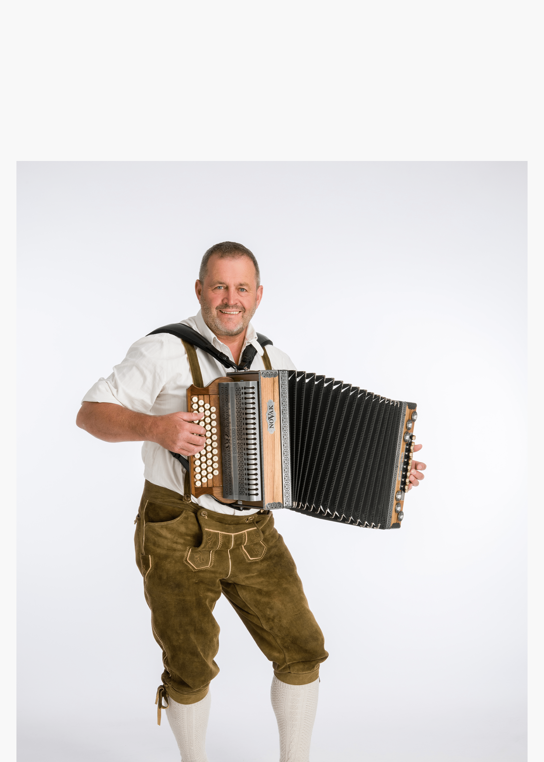 Harmonikalehrer mit Novak Sonorum heim. Nuss/schwarz 