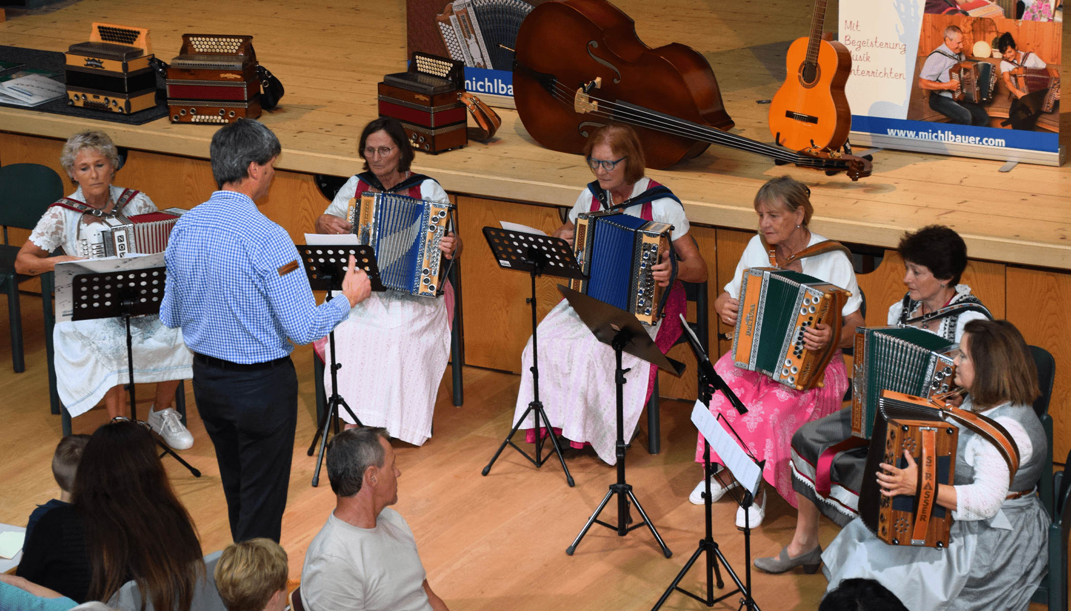 Harmonika-Direktor Johannes Petz dirigiert seine Harmonika-Ensemble