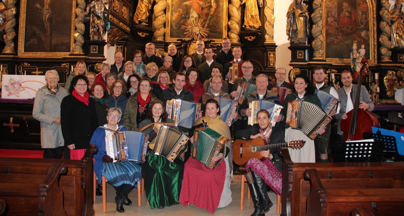 Der Kirchenchor Offenhausen mit dem Harmonika-Ensemble Dreiviertel Viertler (Foto: Claus Zwirchmair)