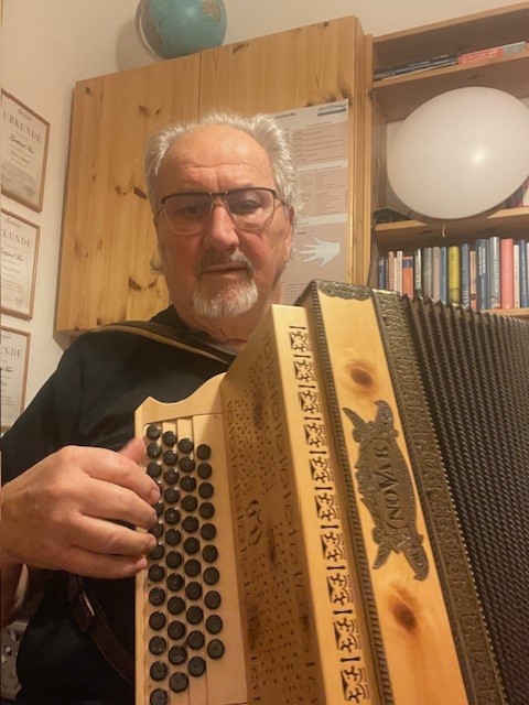 Gottfried mit seiner Novak Natura Zirbe dunkelbraun