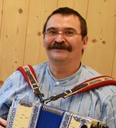 Henry ist begeisterter Harmonikaspieler