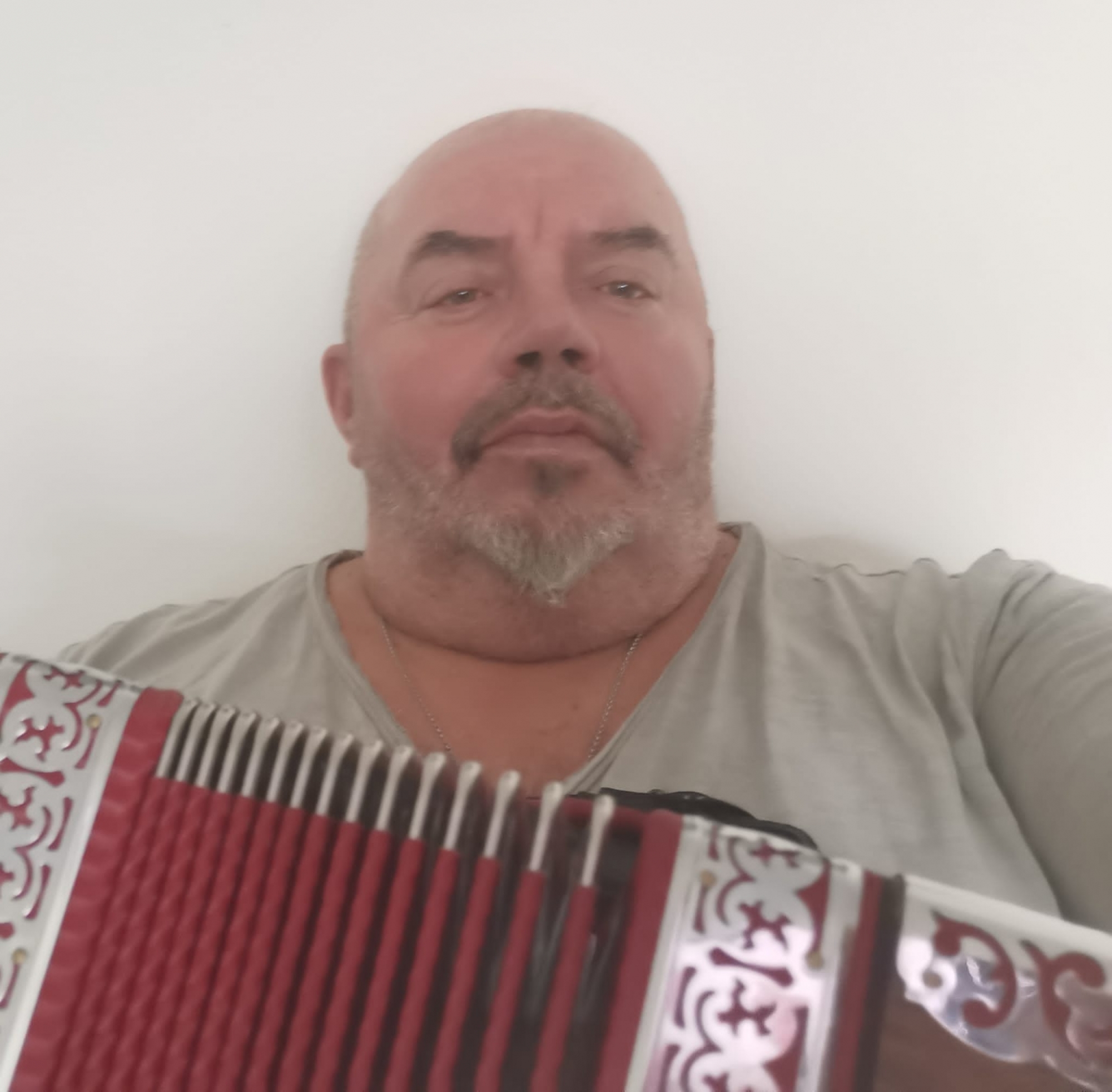Begeisterter Harmonikaspieler mit seiner Steirischen.