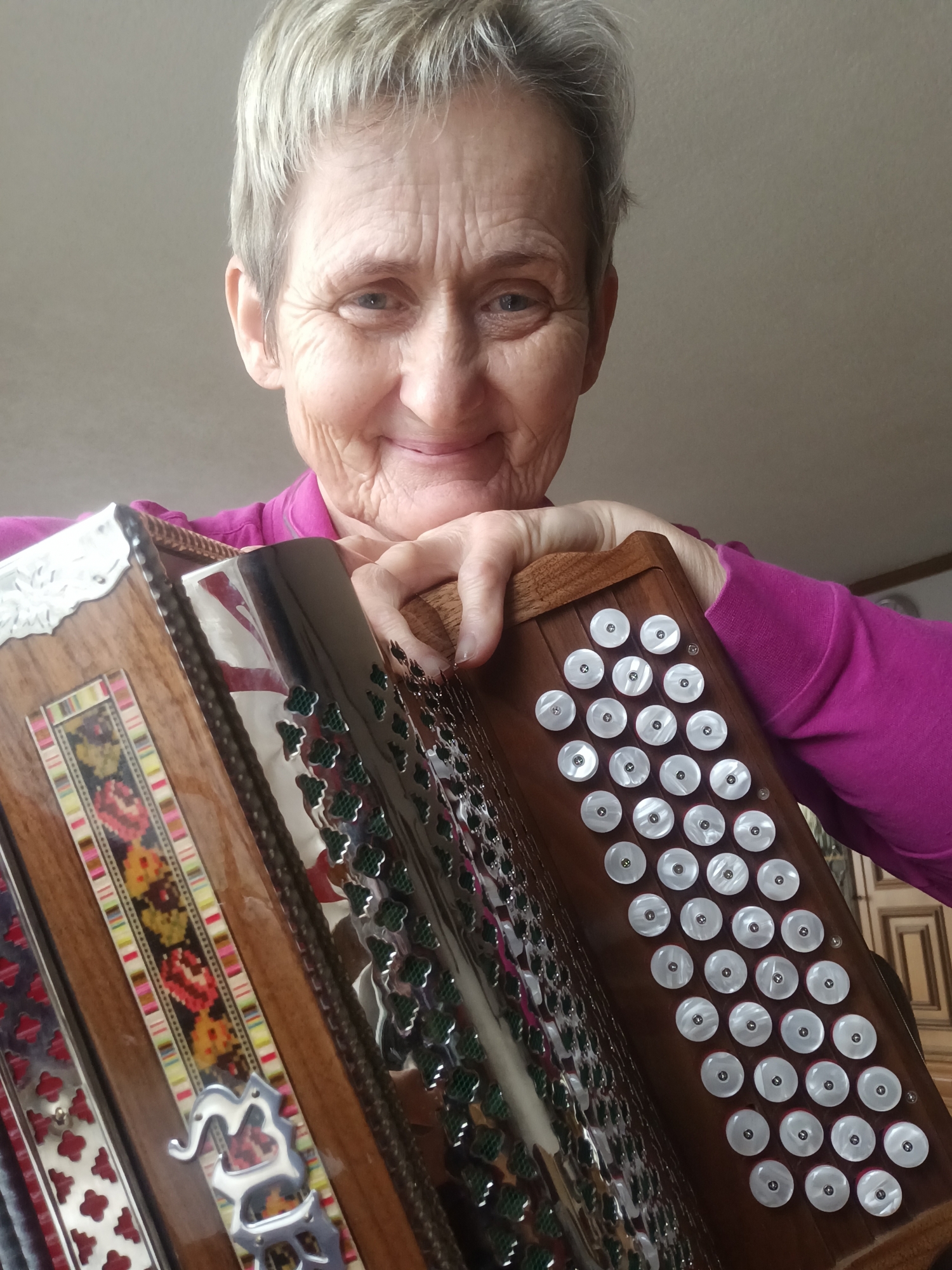 Eine begeisterte Harmonikaspielerin mit ihrer Harmonika.