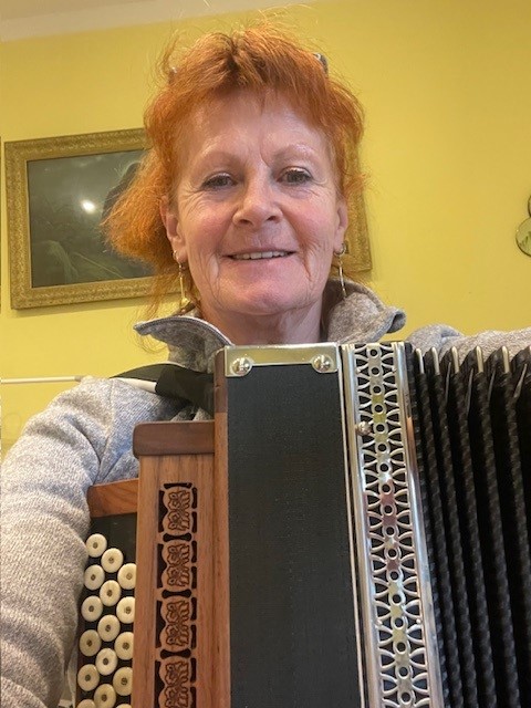 Begeisterte Harmonikaspielerin Inge
