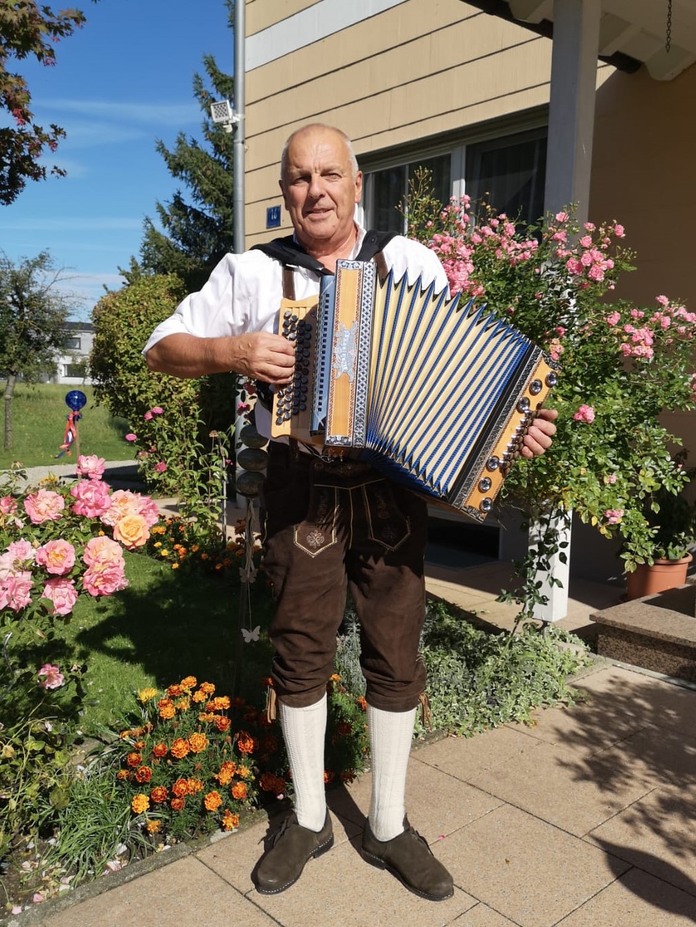 Begeisterter Harmonikaspieler Johann