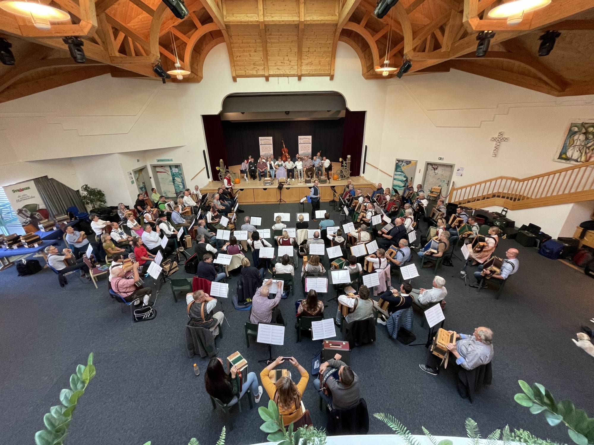 Kongress-Teilnehmer beim gemeinsamen Musizieren