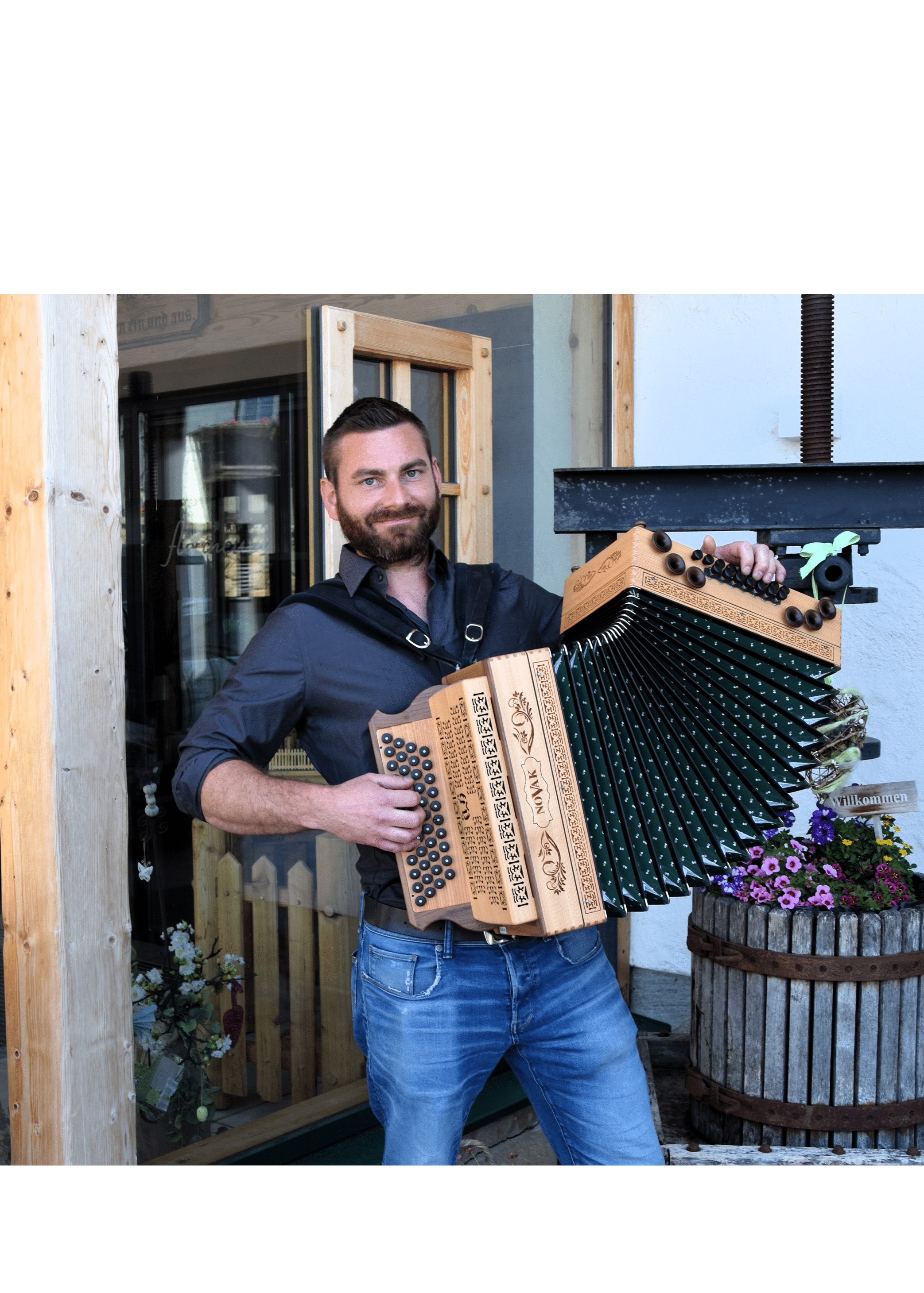 Harmonikalehrer Manuel Auer Portraitbild