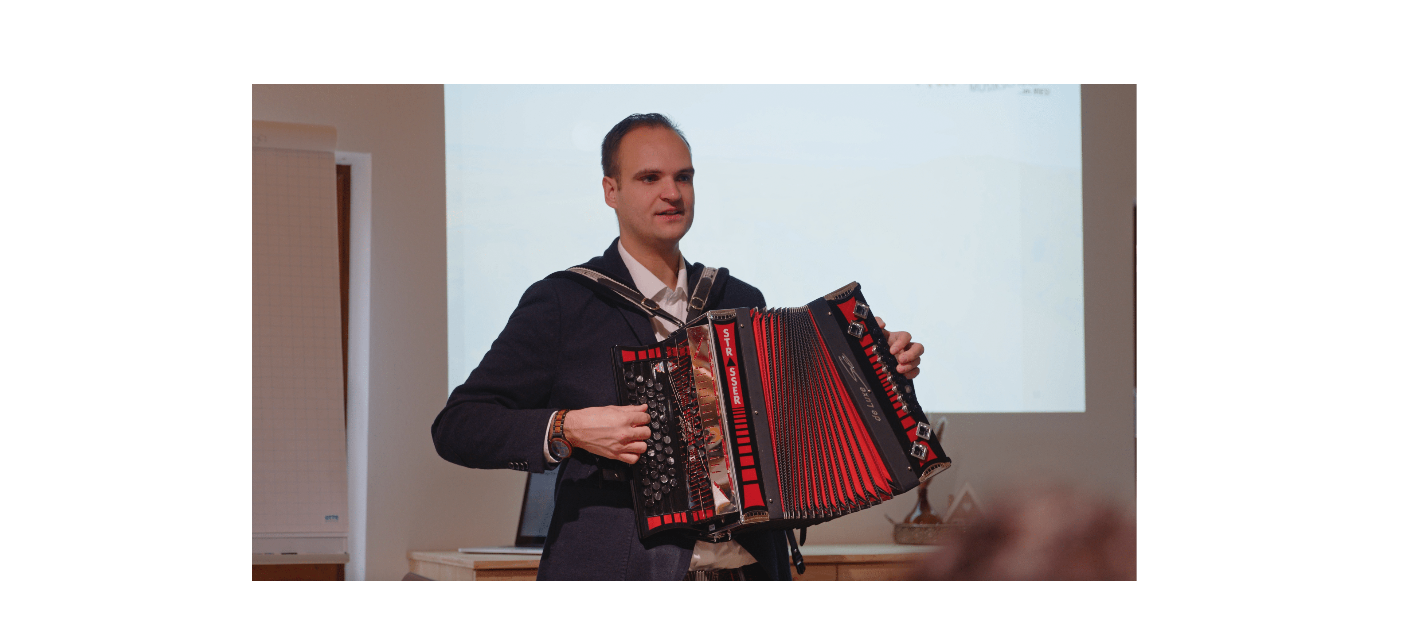 Harmonikalehrer Michael Thum während seinem Harmonika-Seminar