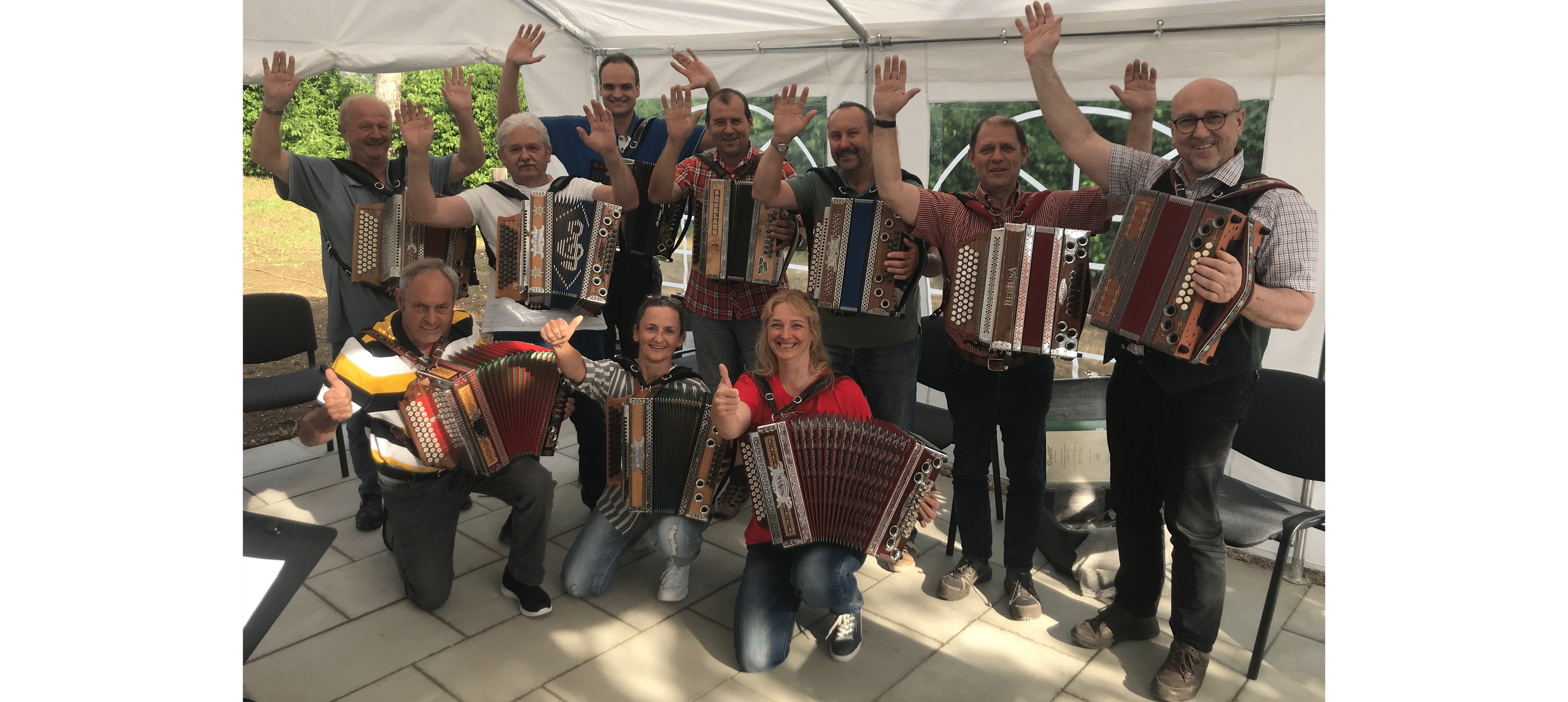 Musizieren im Ensemble: Glückliche Seminarteilnehmer mit ihrem Harmonikalehrer Michael Thum