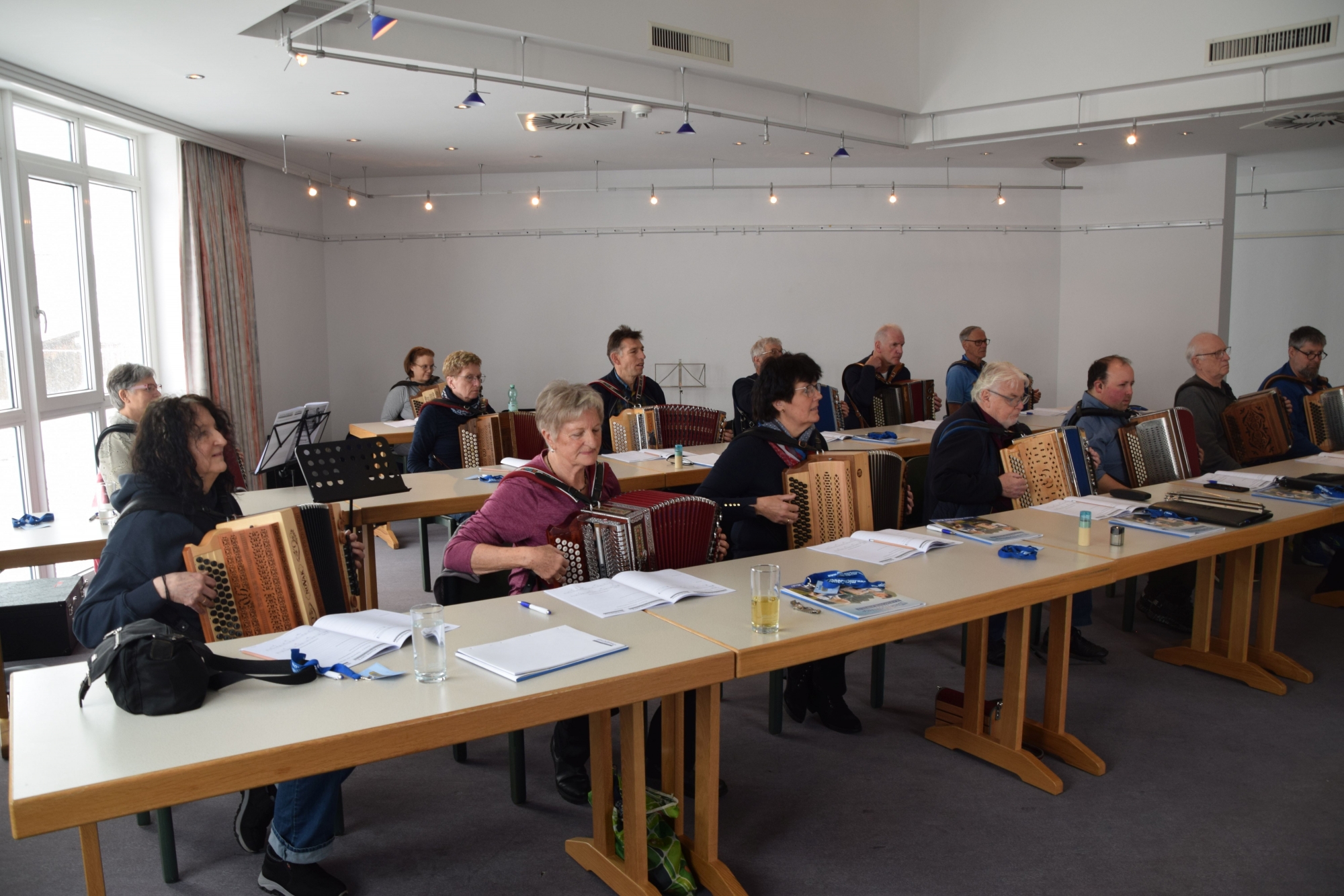 Konzentrierte Teilnehmer des Harmonika Power-Days zur Balgführung