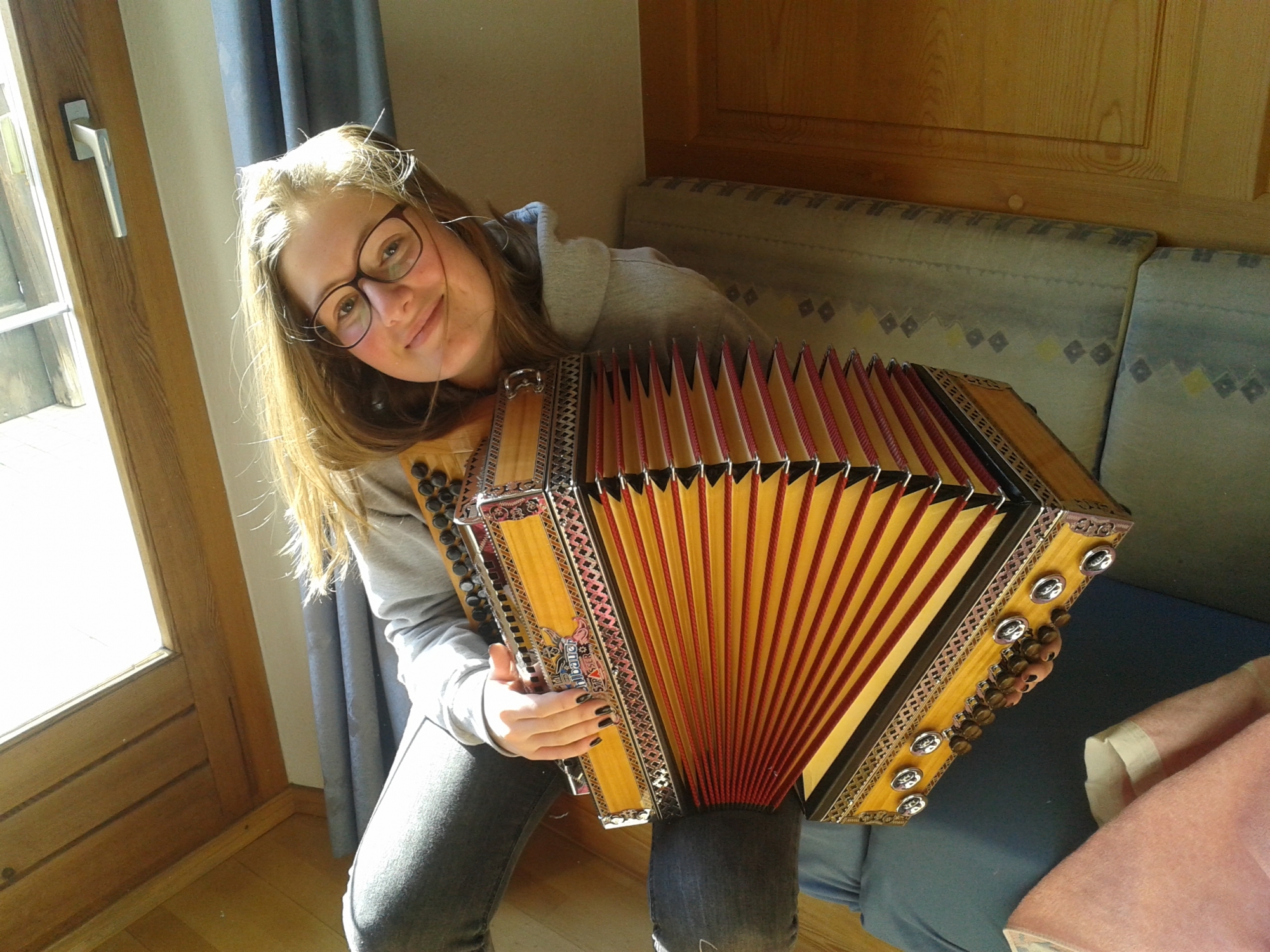Mirjam hat große Freude mit ihrer neuen Steirischen Harmonika