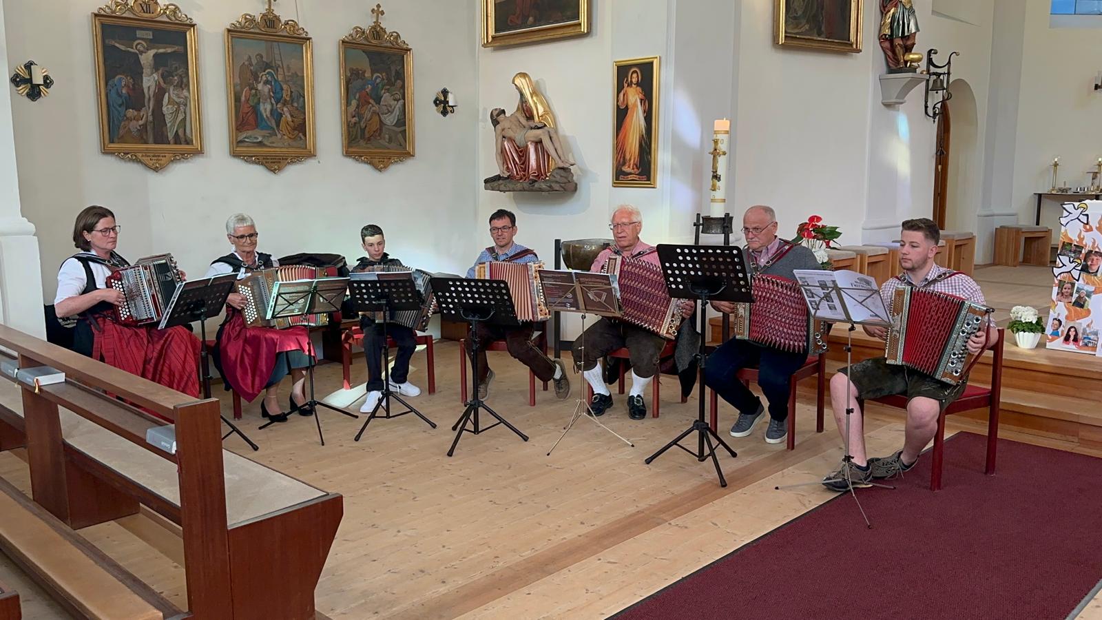 Harmonikaspieler gestalten den Gottesdienst bei der Muttertagsfeier in Strengen
