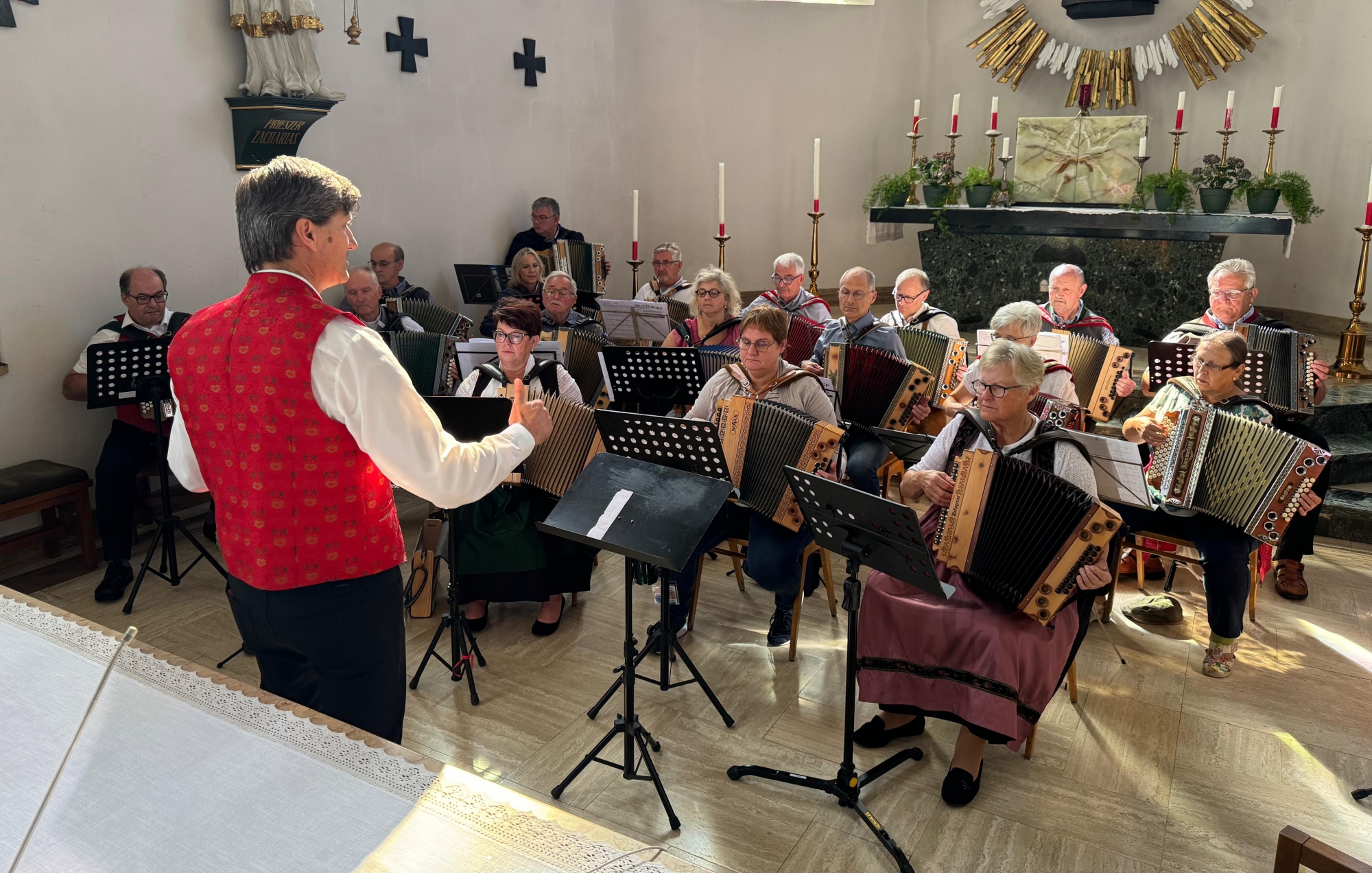 Bild 01: 75 Steirische Harmonikas bringen die St. Annakirche zum Klingen