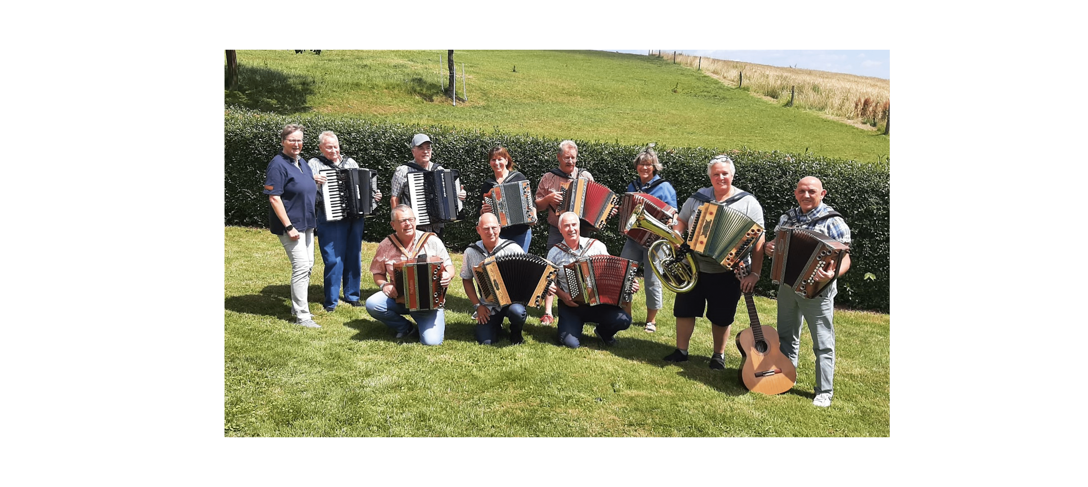 Begeisterte Seminarteilnehmer mit ihrer Harmonika beim Urlaubsseminar in NRW