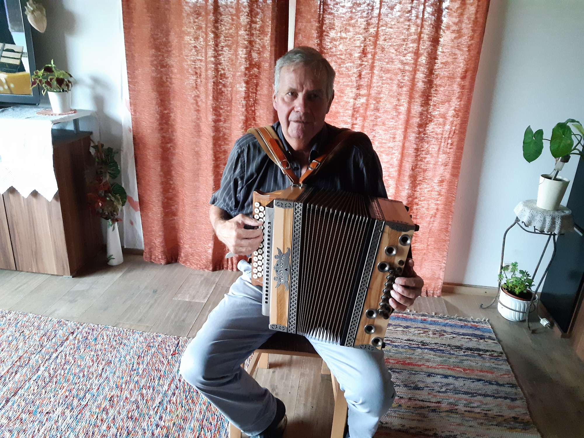 Rudolf ist begeisterter Harmonikaspieler