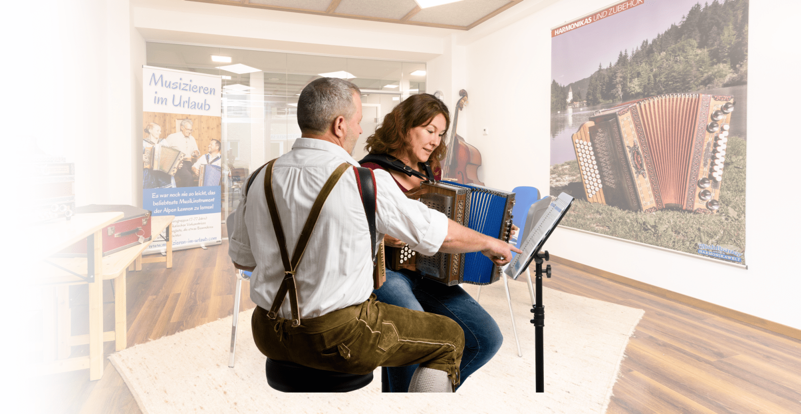 Harmonikaschülerin im Unterricht beim Lehrer