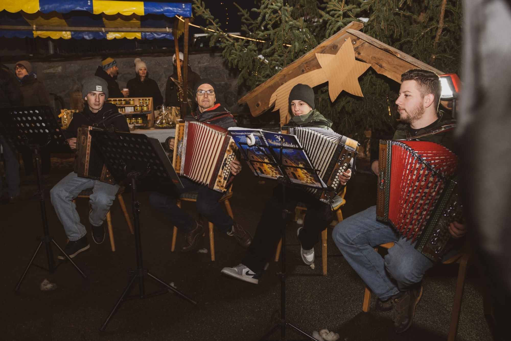 Harmonikalehrer Martin Brandner mit seinen Schülern beim Weihnachtsmarkt Tobadill
