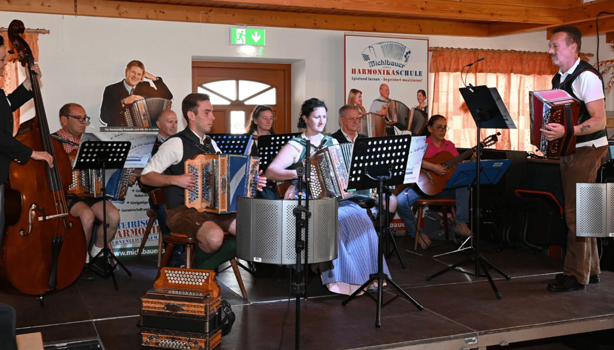 Harmonikaspieler musizieren gemeinsam mit ihrem Lehrer Kurt Mayr