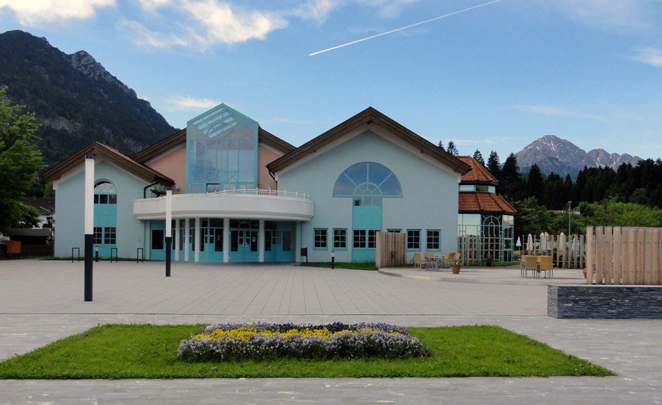 Veranstaltungszentrum Breitenwang mit Vorplatz