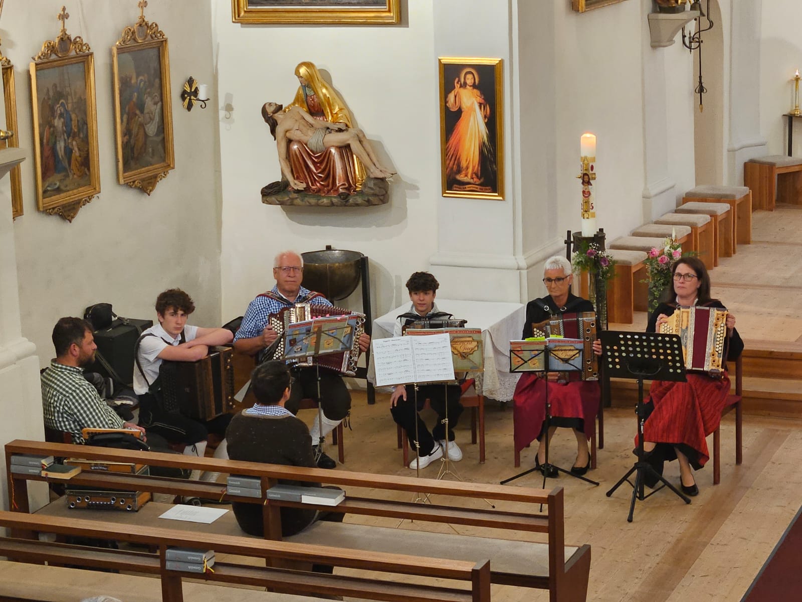 Harmonika-Klänge in der Kirche in Strengen