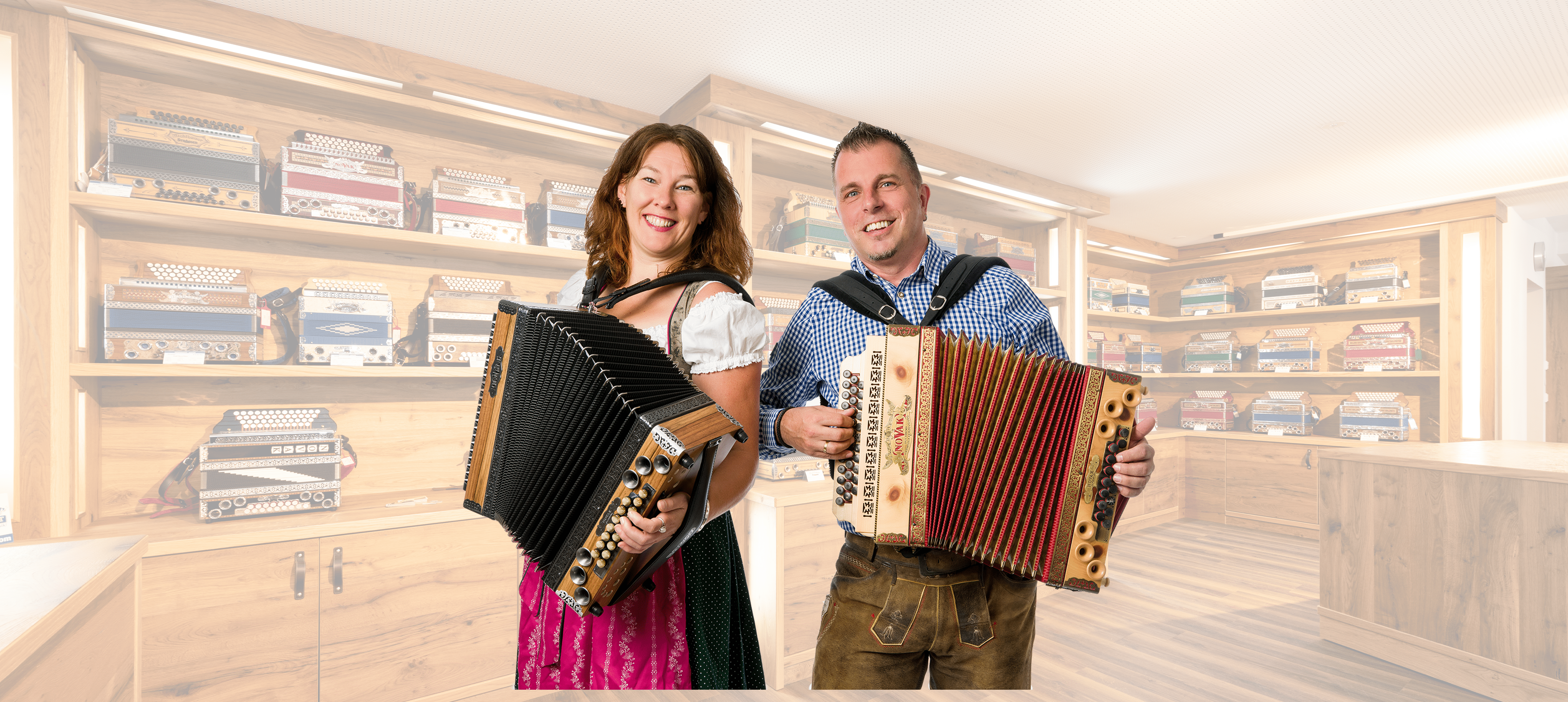 Harmonikaspieler im Verkaufsraum