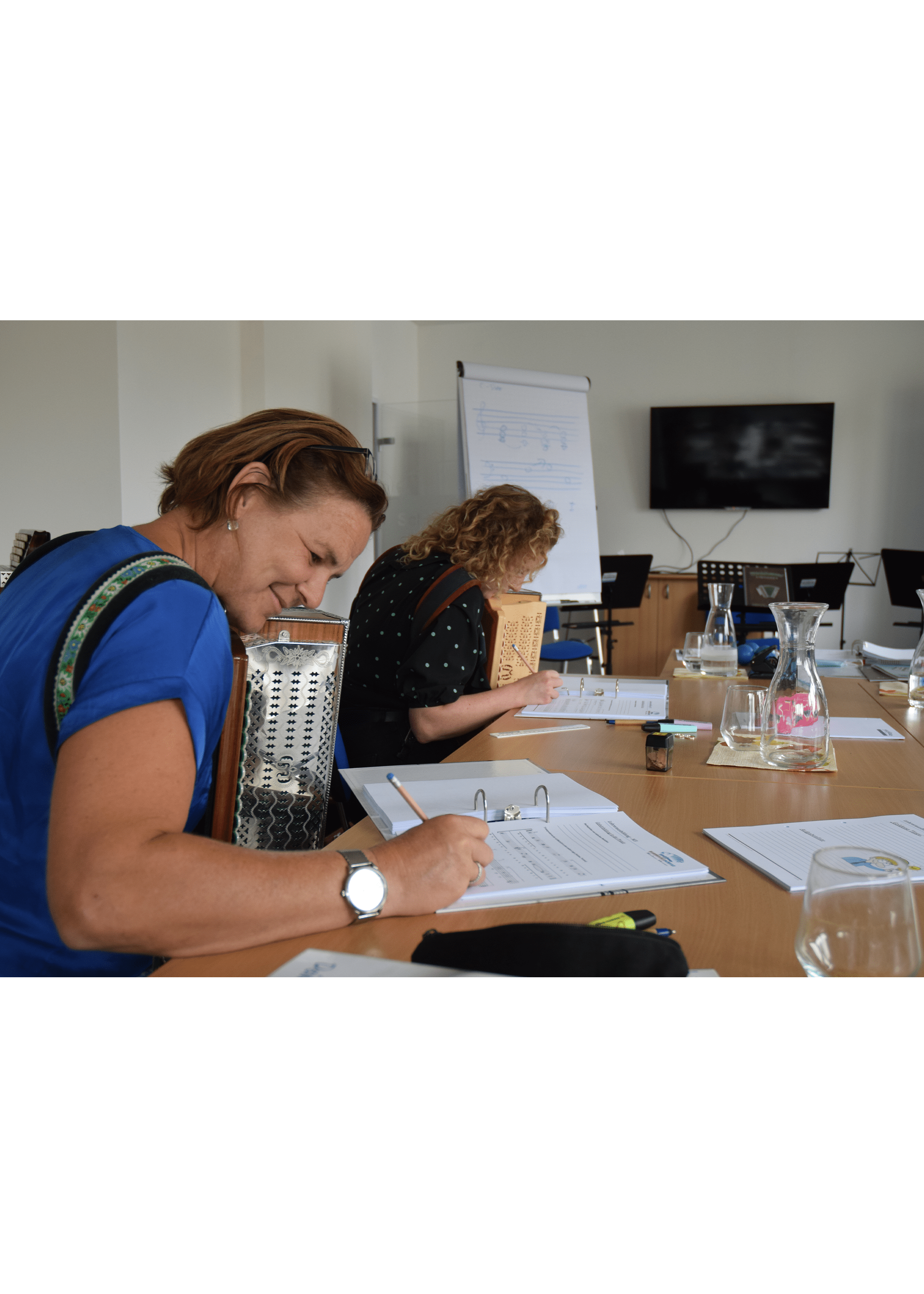 Harmonikalehrer während einem Lehrer-Seminar